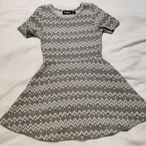 Kidpik Gray and White dress Size xs 4